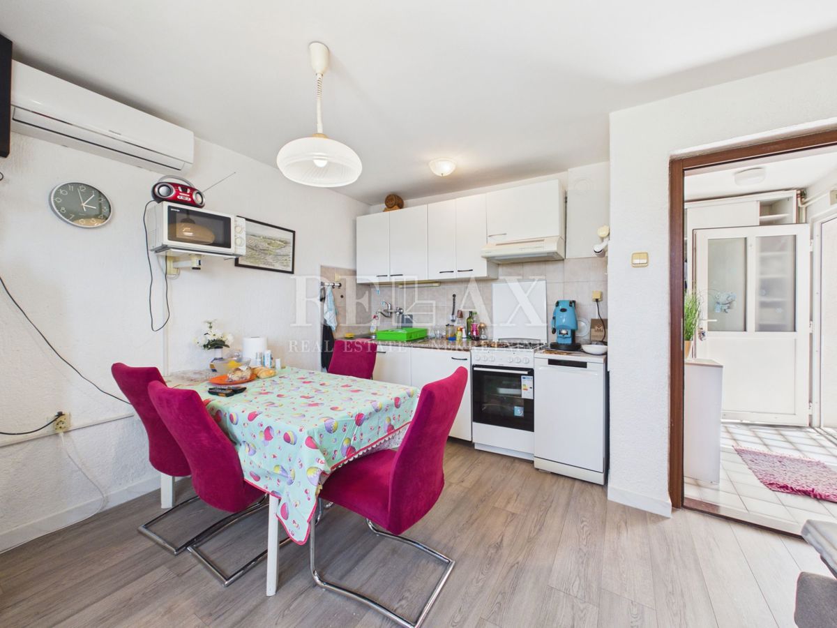 Jadranovo - hiša s 5 stanovanjskimi enotami