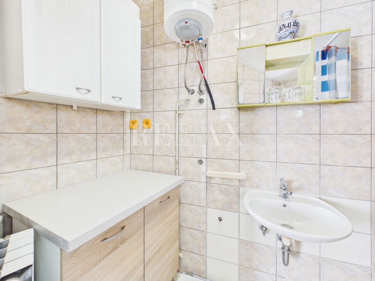 Jadranovo - hiša s 5 stanovanjskimi enotami