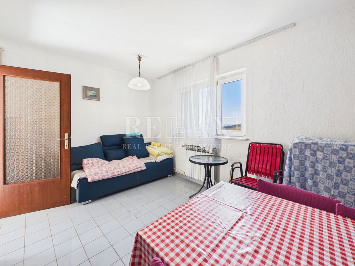 Jadranovo - hiša s 5 stanovanjskimi enotami