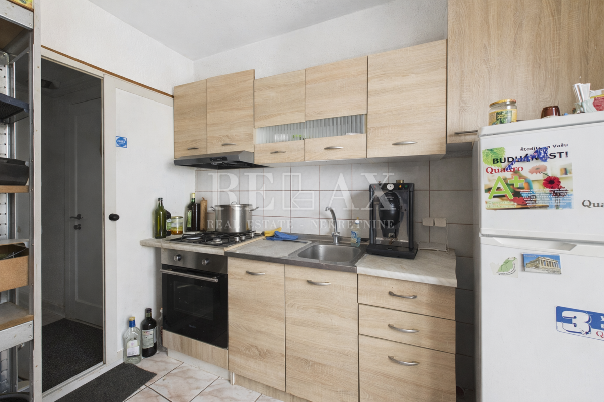 Jadranovo - hiša s 5 stanovanjskimi enotami