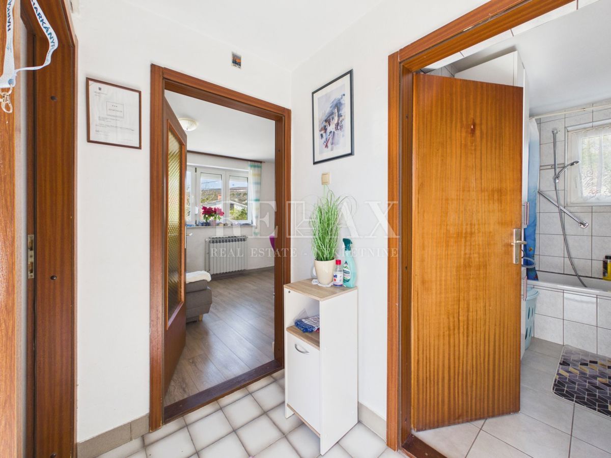 Jadranovo - hiša s 5 stanovanjskimi enotami