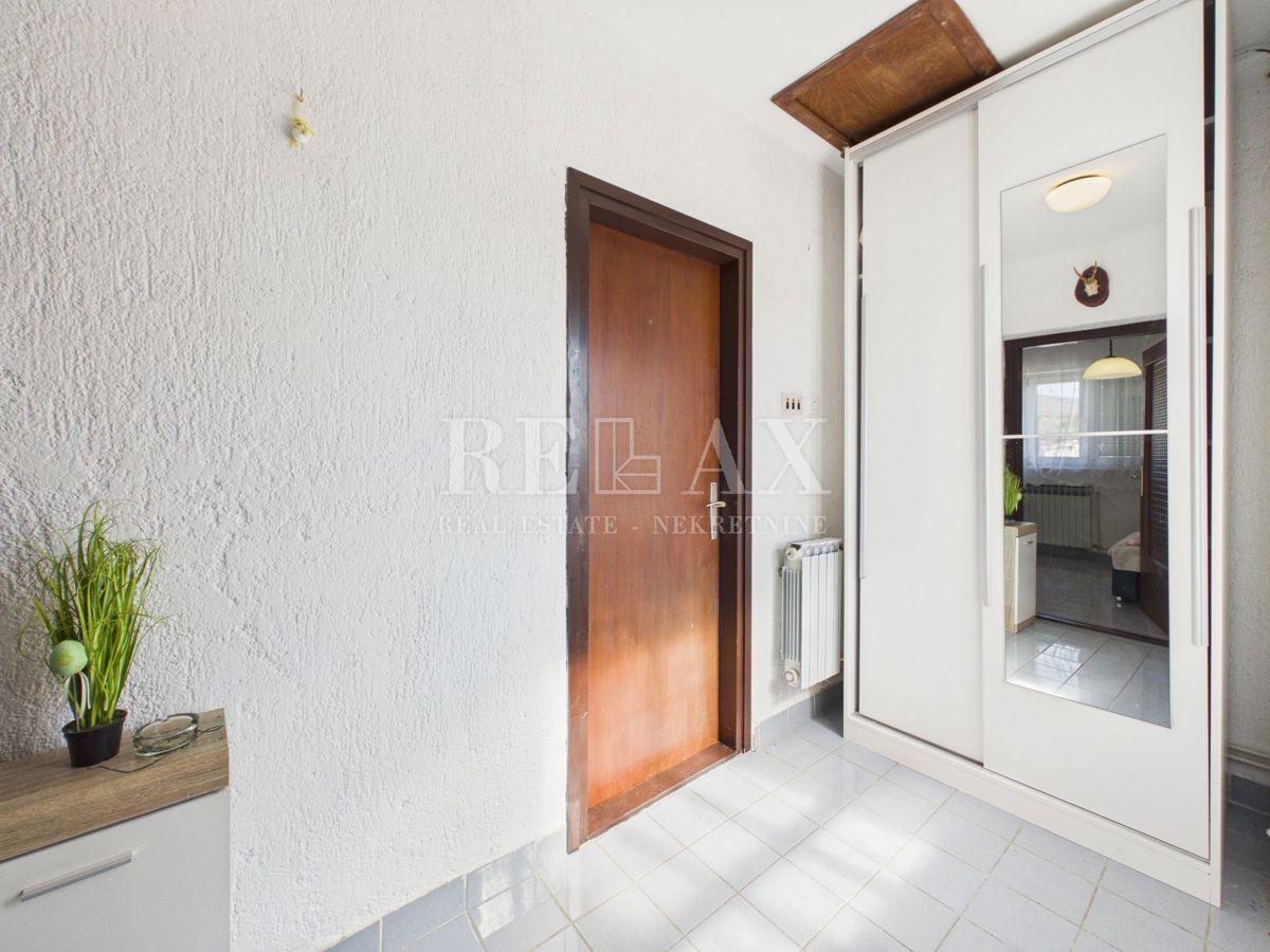 Jadranovo - hiša s 5 stanovanjskimi enotami