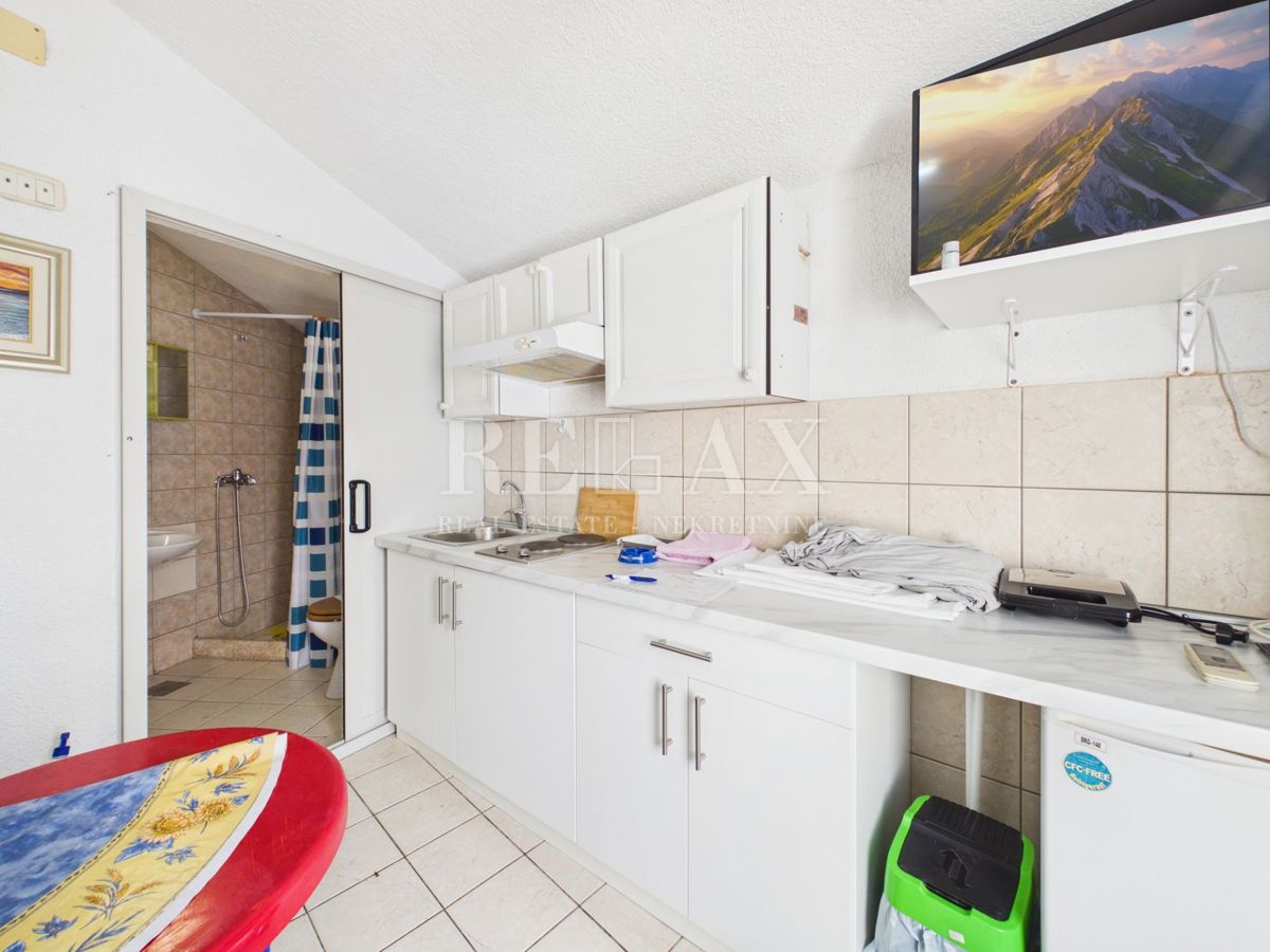 Jadranovo - hiša s 5 stanovanjskimi enotami