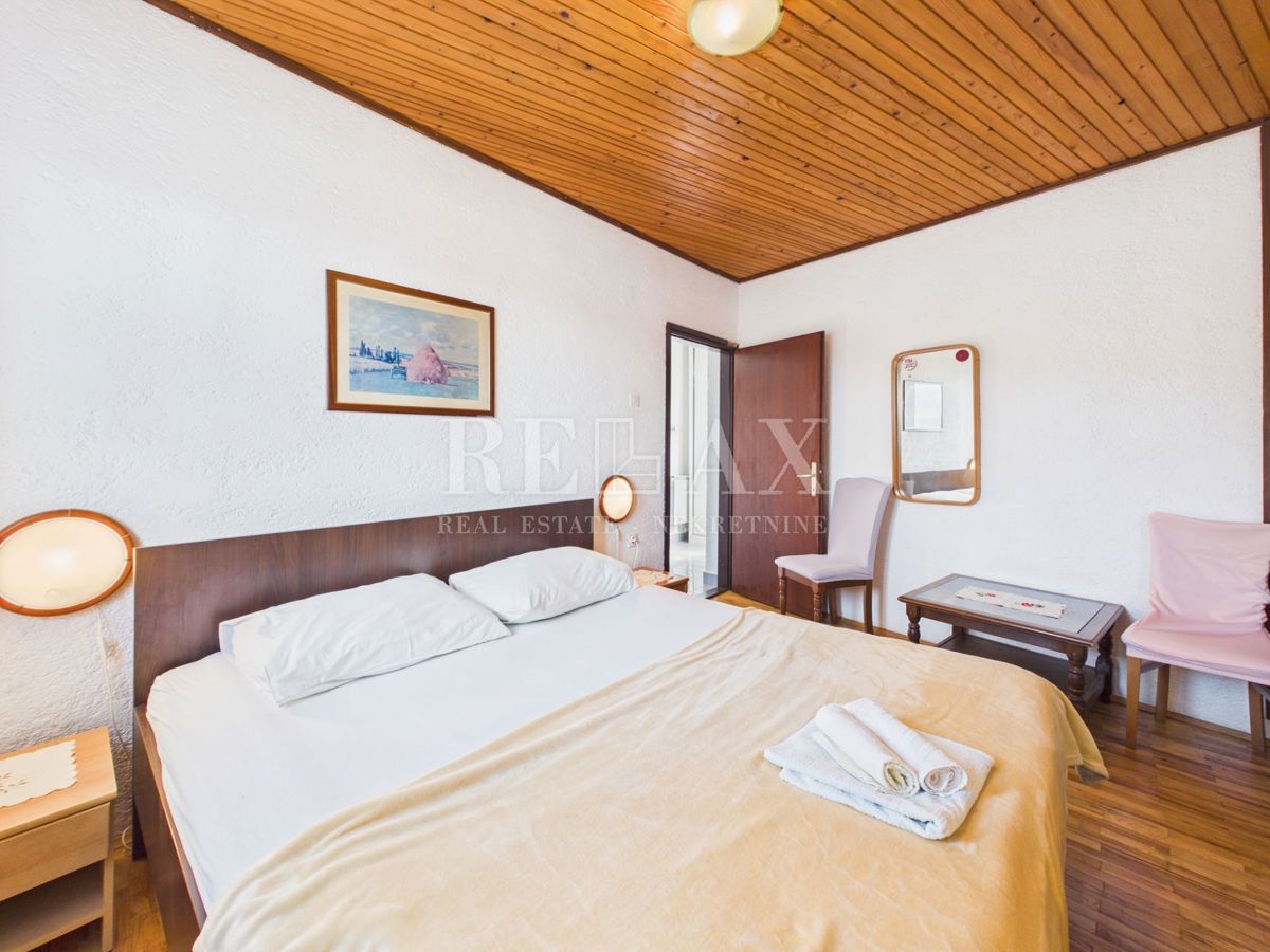 Jadranovo - hiša s 5 stanovanjskimi enotami