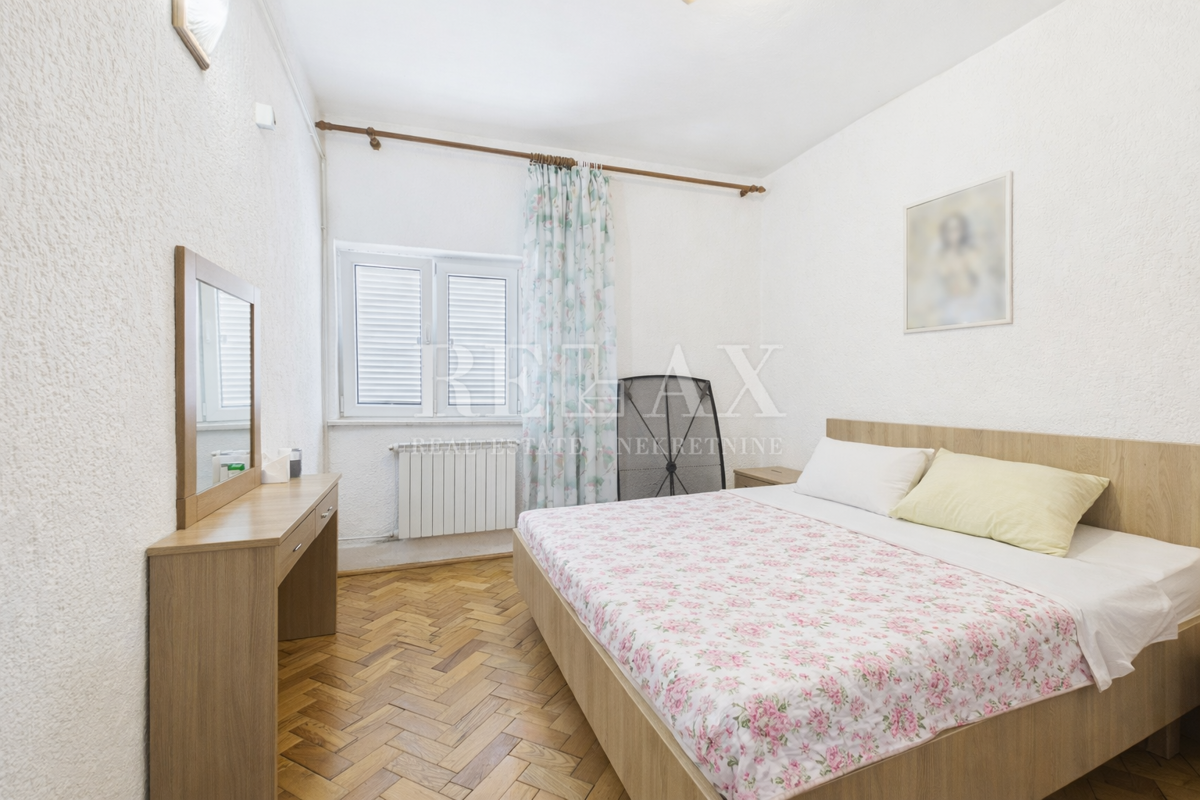 Jadranovo - hiša s 5 stanovanjskimi enotami