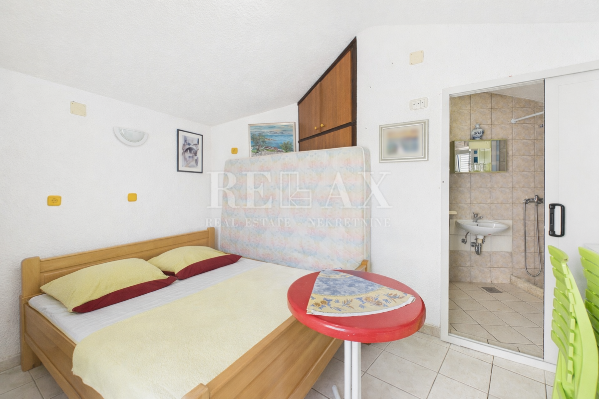 Jadranovo - hiša s 5 stanovanjskimi enotami