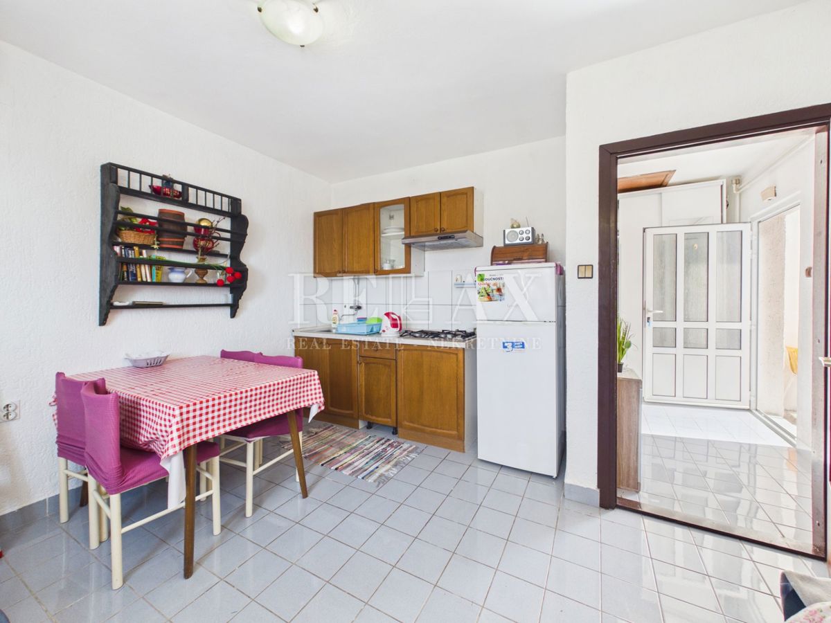 Jadranovo - hiša s 5 stanovanjskimi enotami