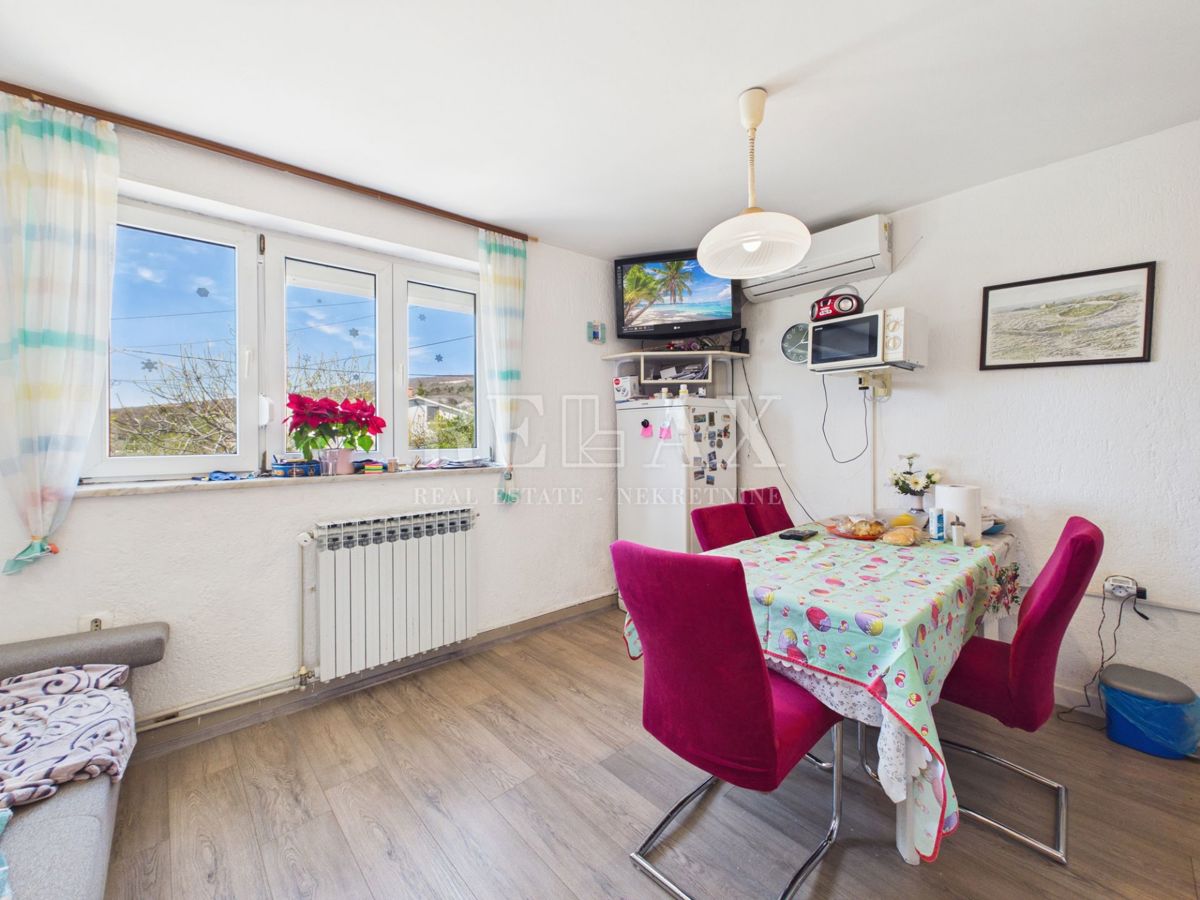 Jadranovo - hiša s 5 stanovanjskimi enotami