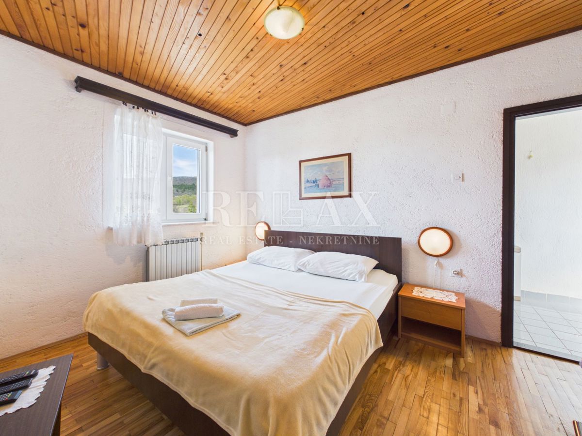 Jadranovo - hiša s 5 stanovanjskimi enotami