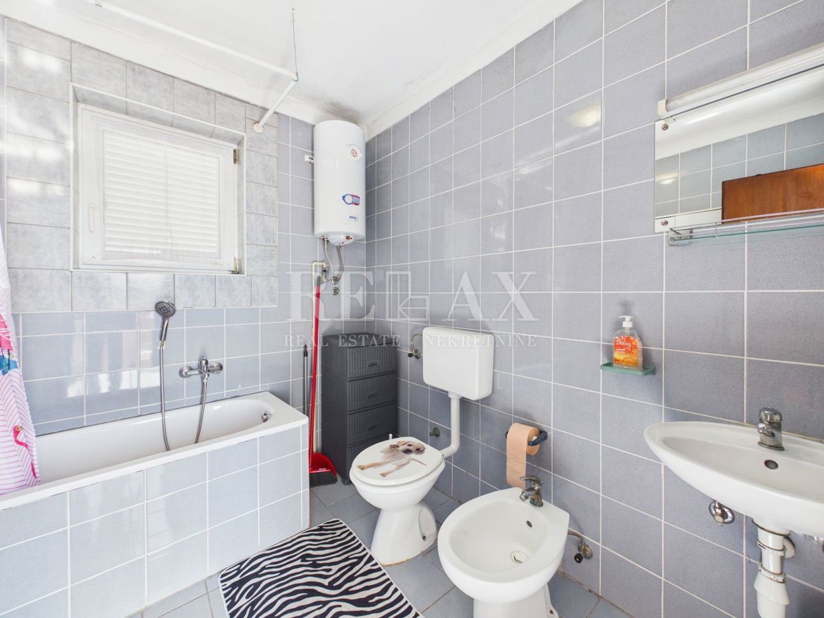 Jadranovo - hiša s 5 stanovanjskimi enotami