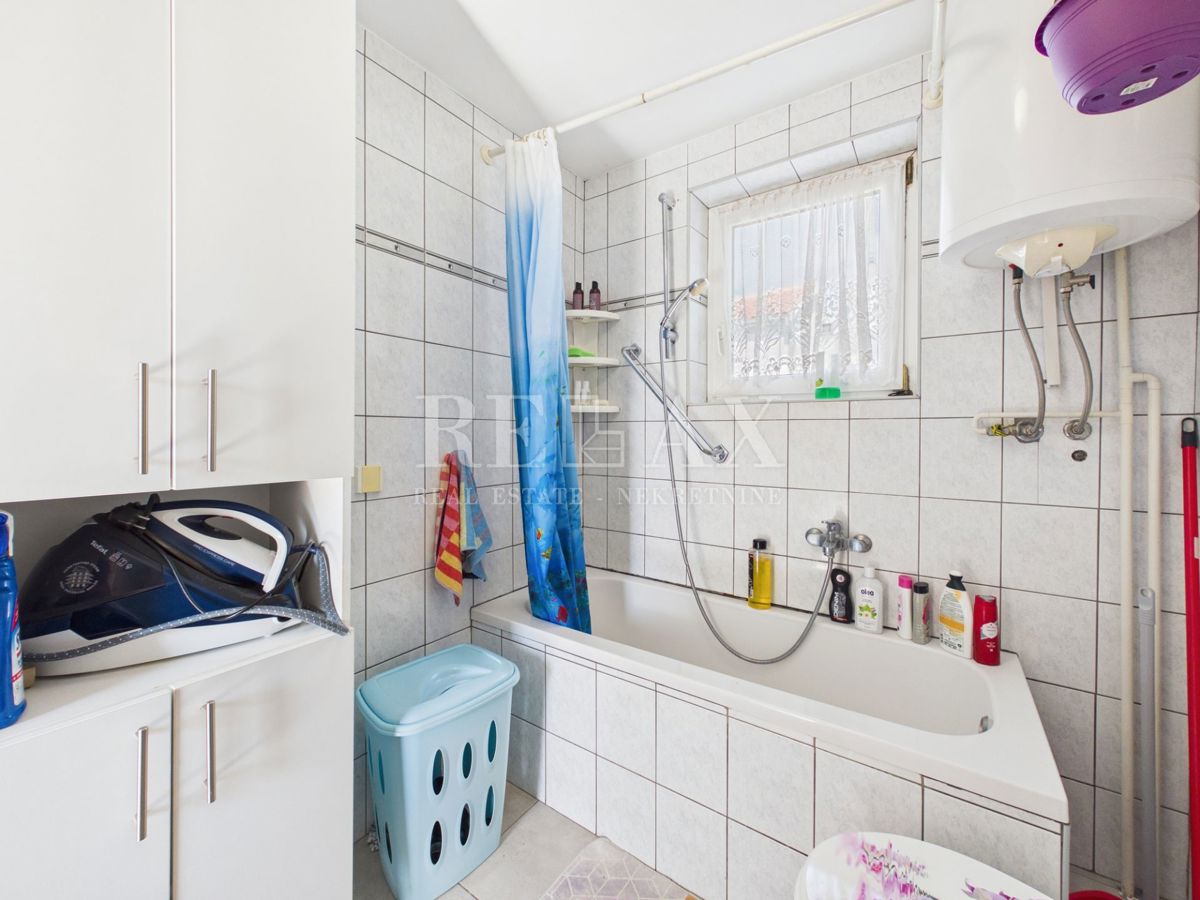 Jadranovo - hiša s 5 stanovanjskimi enotami