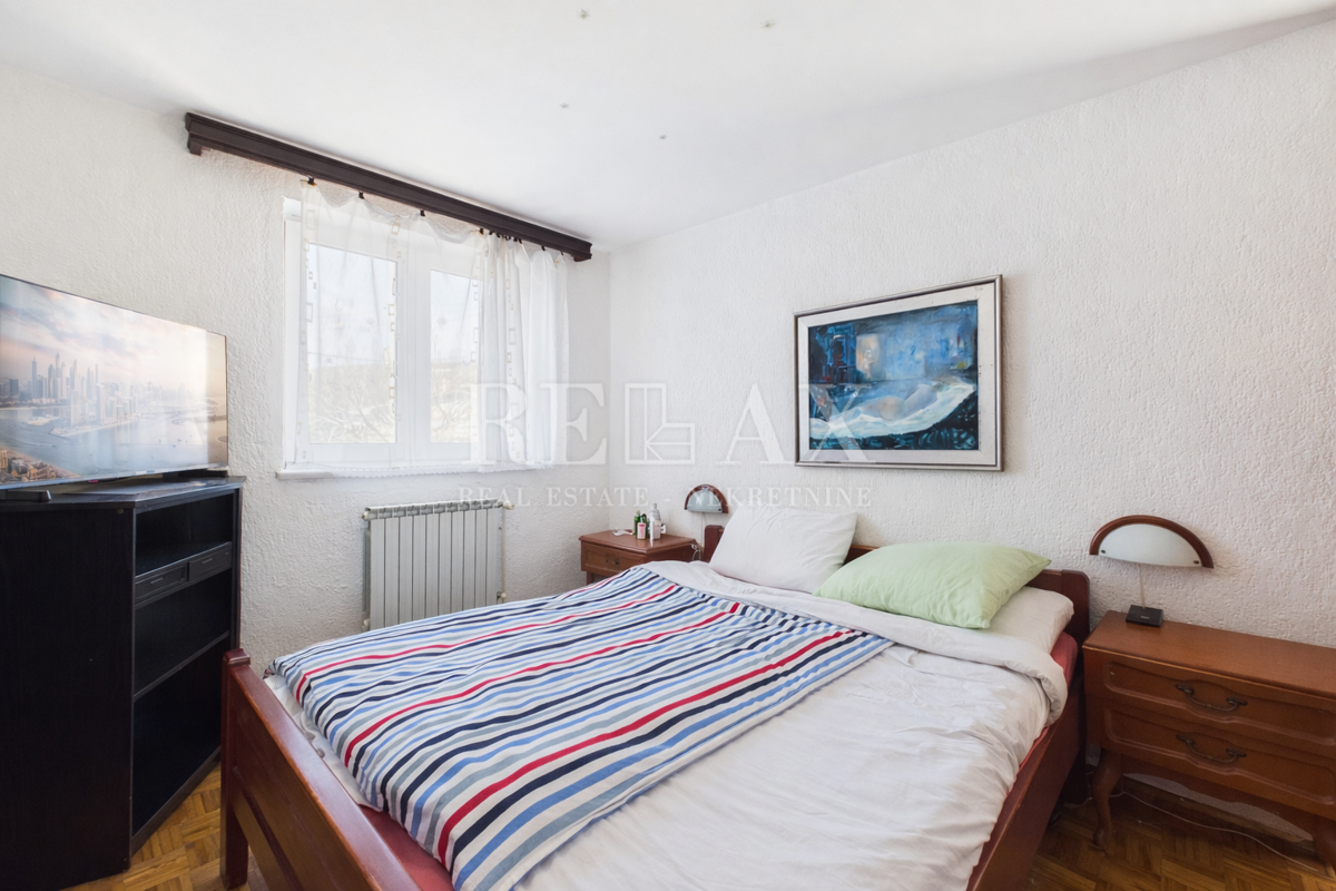 Jadranovo - hiša s 5 stanovanjskimi enotami