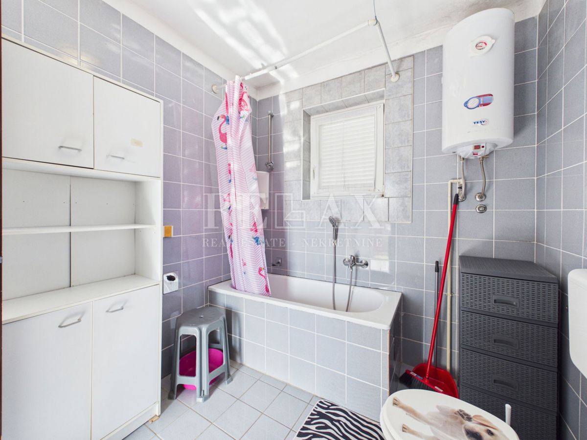 Jadranovo - hiša s 5 stanovanjskimi enotami