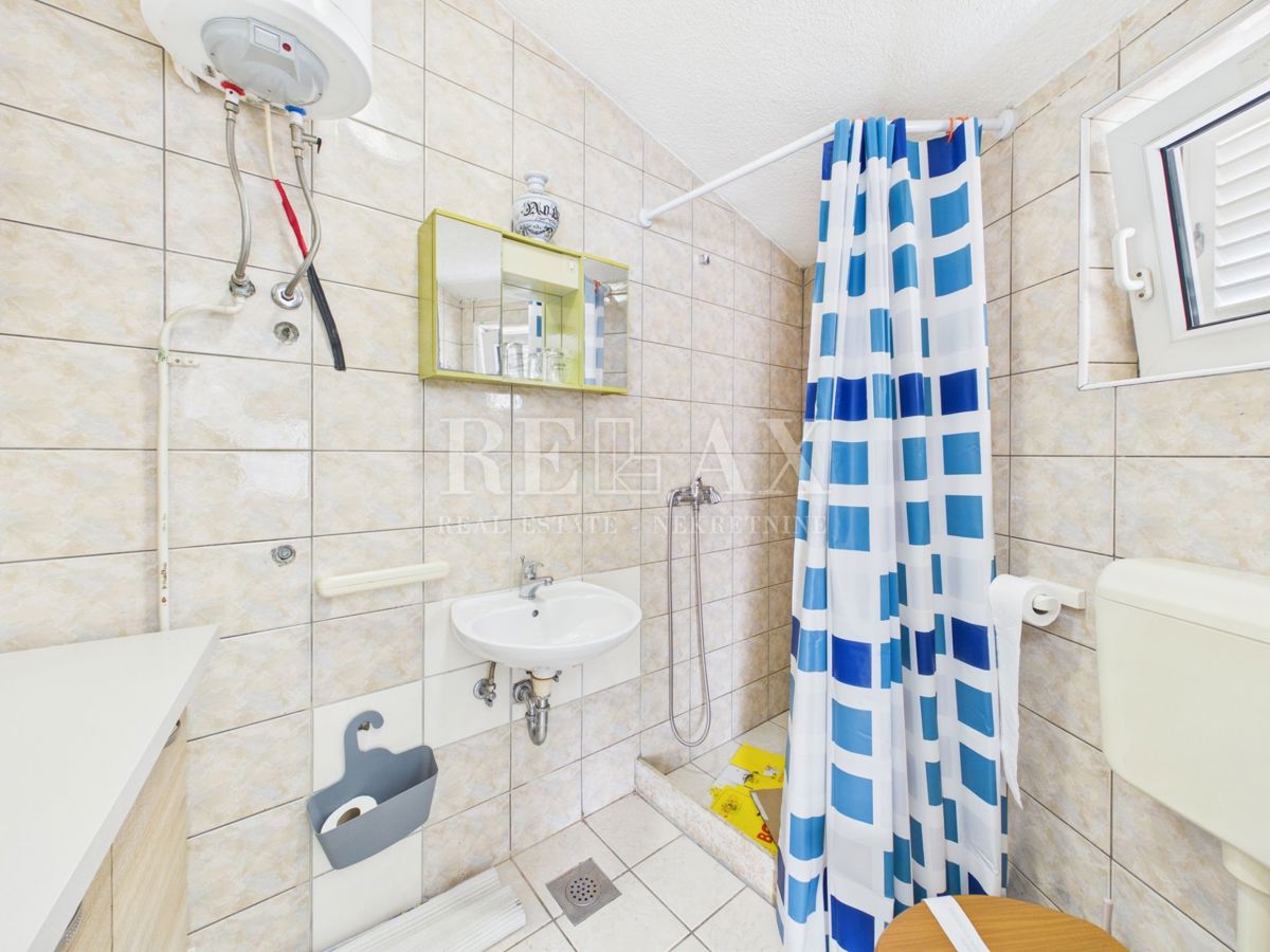 Jadranovo - hiša s 5 stanovanjskimi enotami