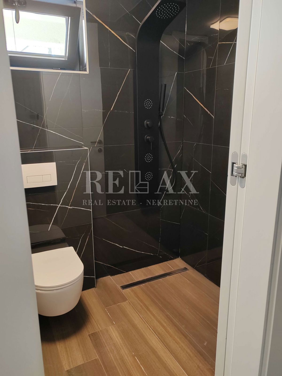 KRK - Luksuzni apartma z bazenom in pogledom na morje