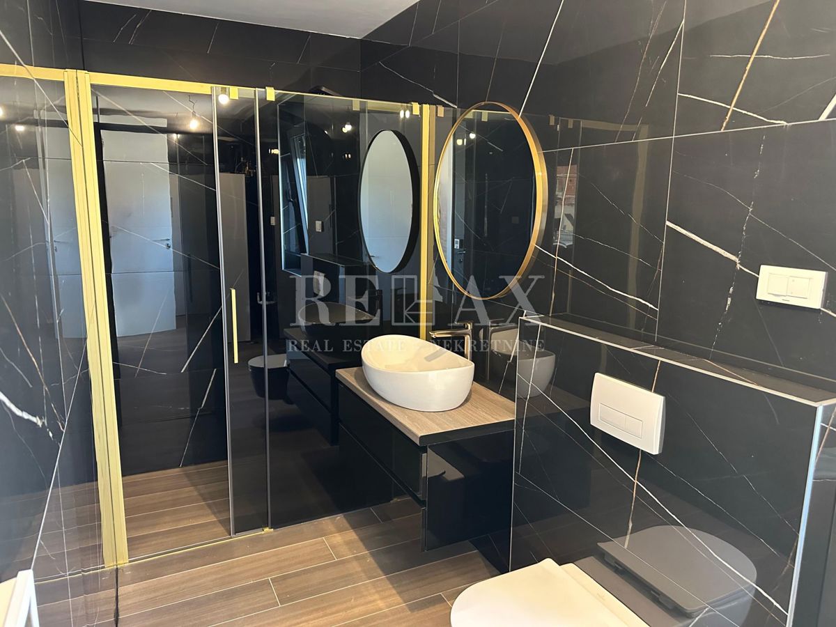 KRK - Luksuzni apartma z bazenom in pogledom na morje