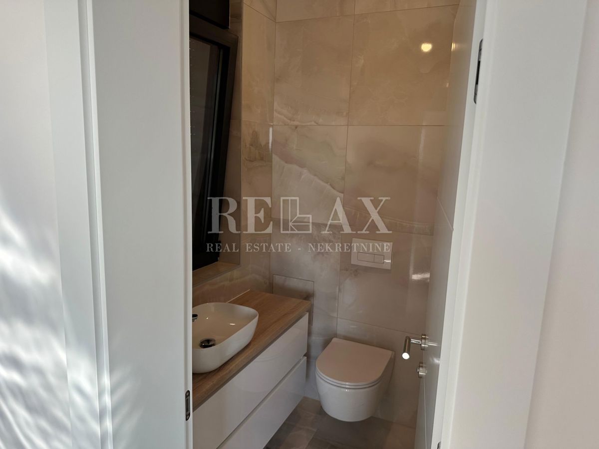 KRK - Luksuzni apartma z bazenom in pogledom na morje