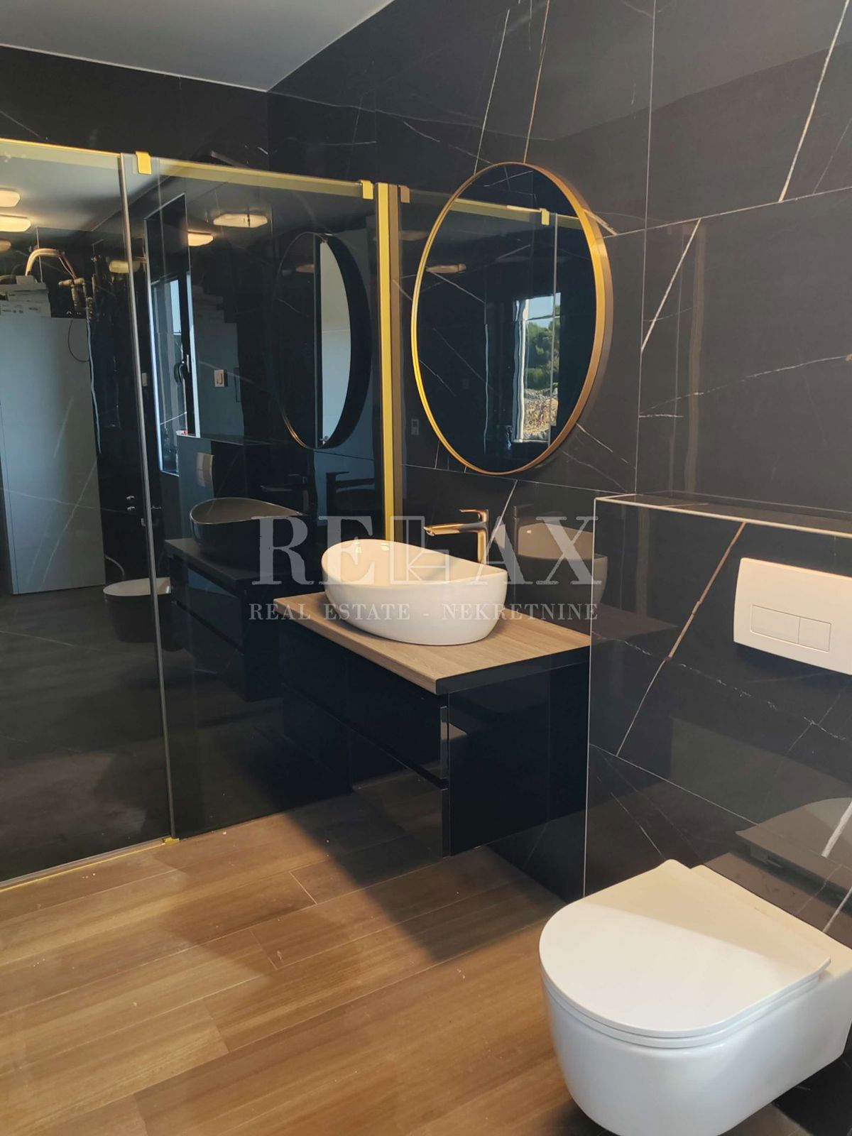 KRK - Luksuzni apartma z bazenom in pogledom na morje