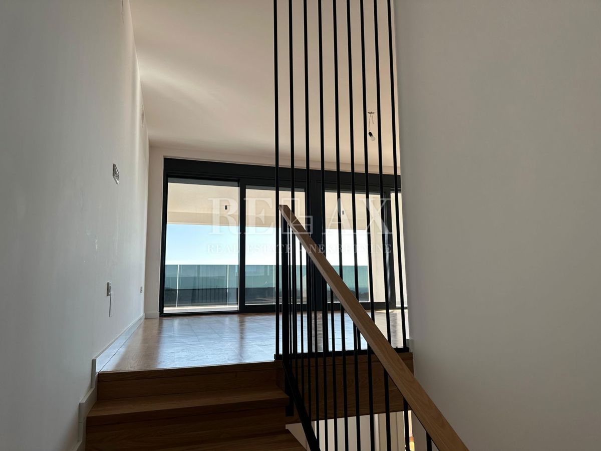 KRK - Luksuzni apartma z bazenom in pogledom na morje