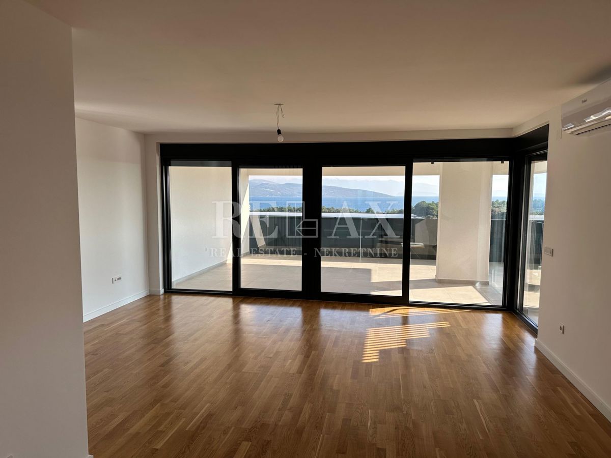 KRK - Luksuzni apartma z bazenom in pogledom na morje