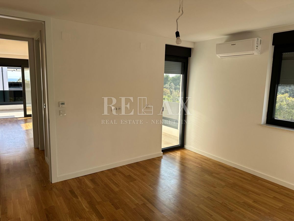 KRK - Luksuzni apartma z bazenom in pogledom na morje