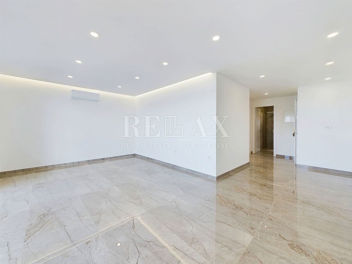 Crikvenica - dvosobni apartma s teraso