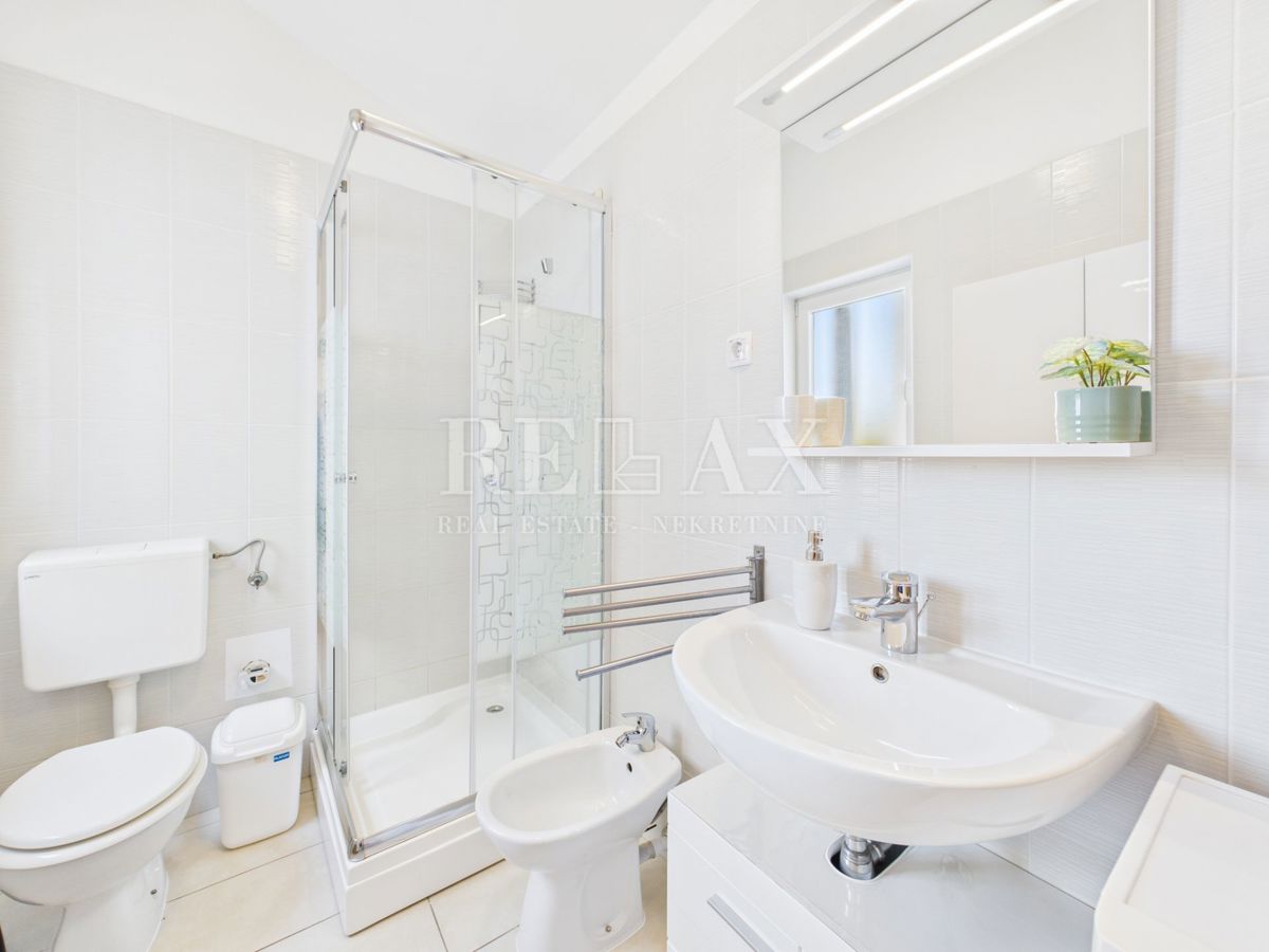 Crikvenica - apartma v 1. vrsti do morja, 2 spalnici