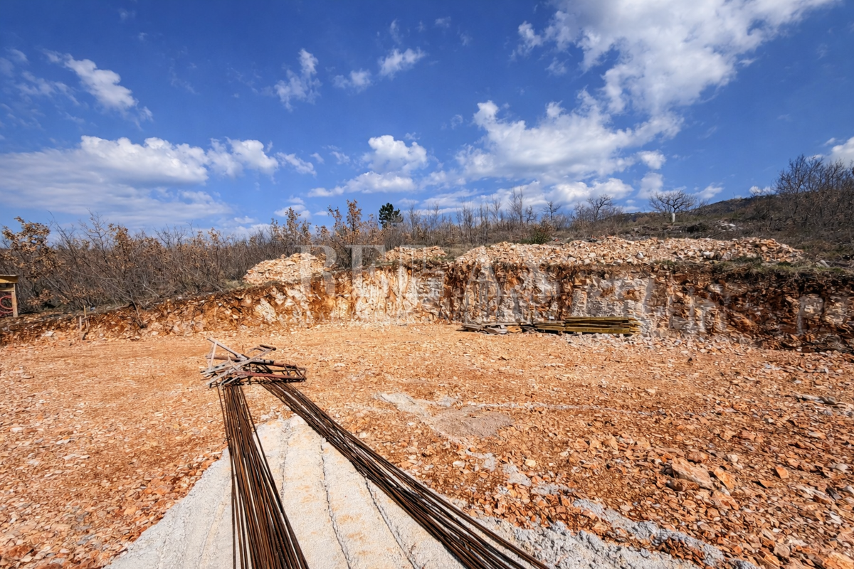 Crikvenica - začela se je gradnja hiše z bazenom