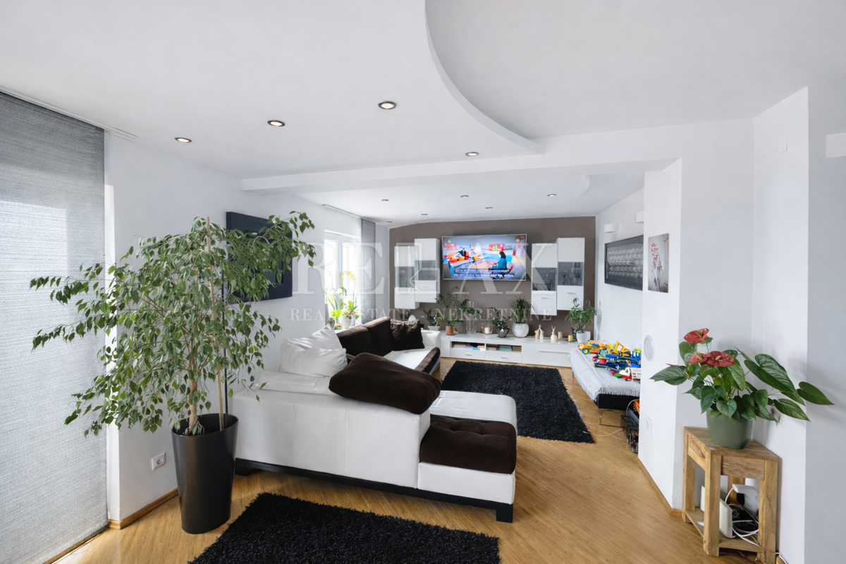 Crikvenica - trosobno stanovanje s pogledom na morje