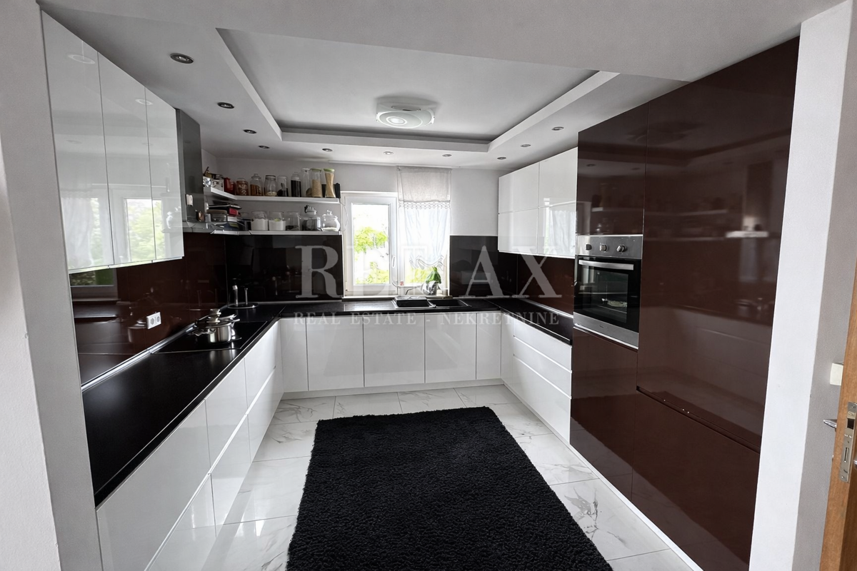 Crikvenica - trosobno stanovanje s pogledom na morje