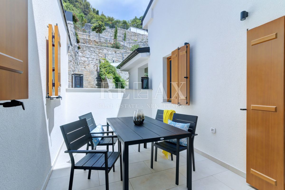 OPATIJA, VOLOSKO - Dvoetažni apartma s pogledom na morje