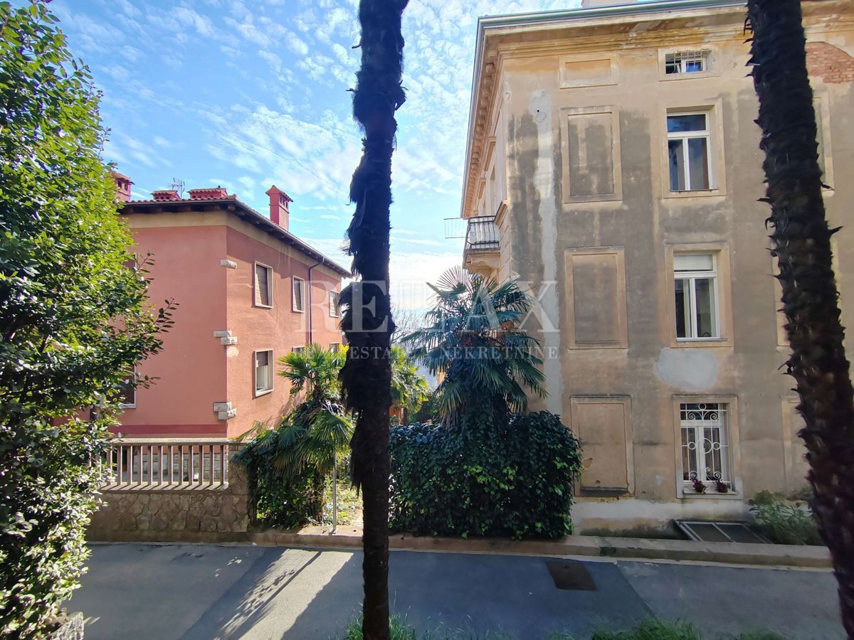 Opatija - etaža vile v centru z garažo 