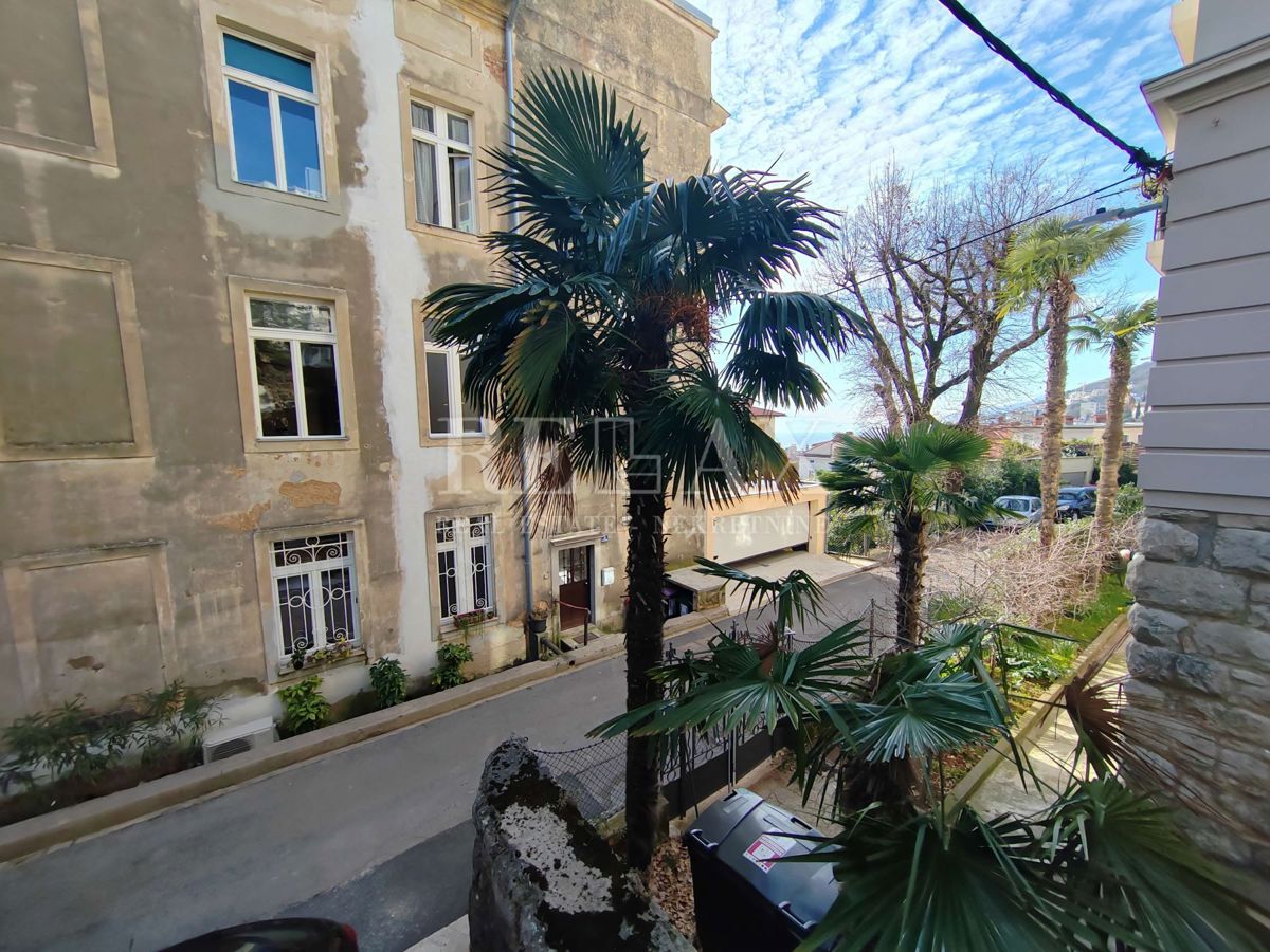 Opatija - etaža vile v centru z garažo 