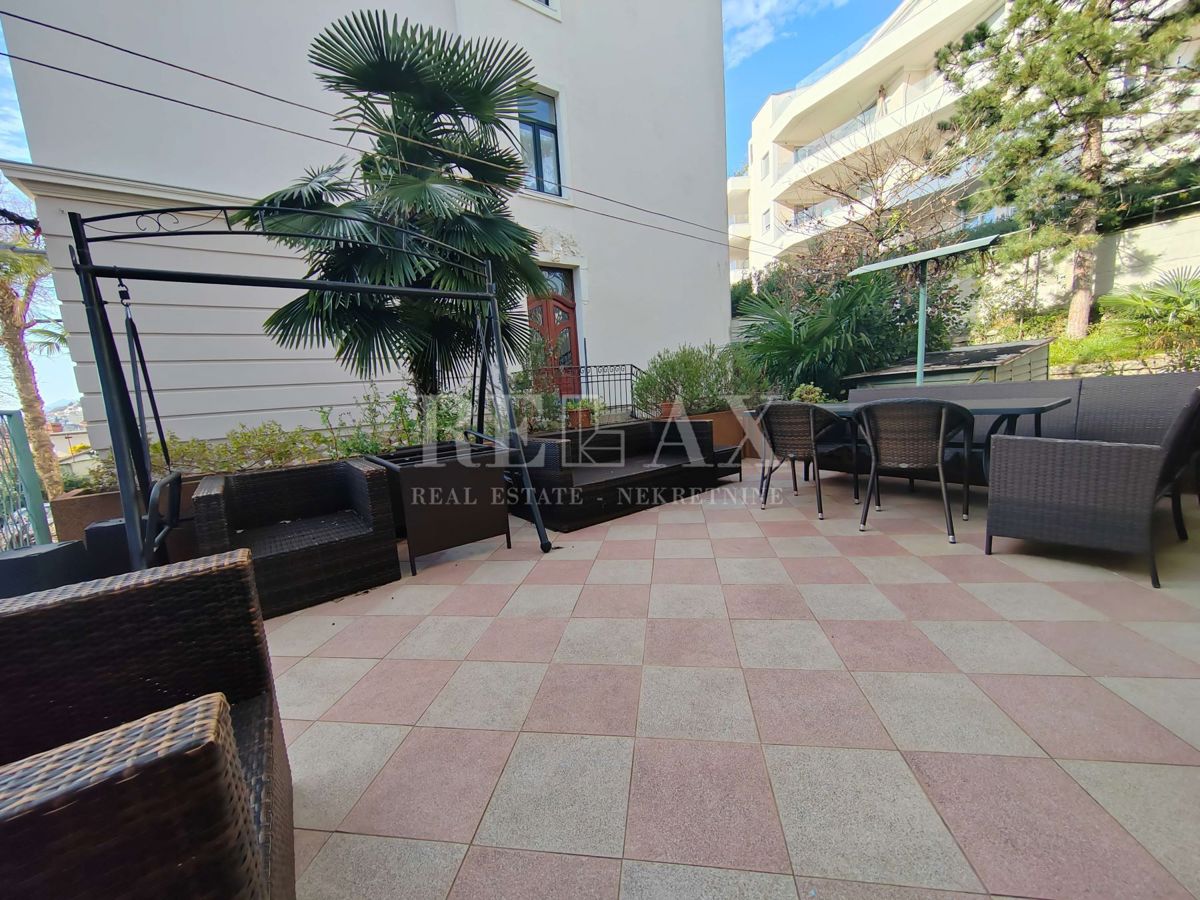 Opatija - etaža vile v centru z garažo 