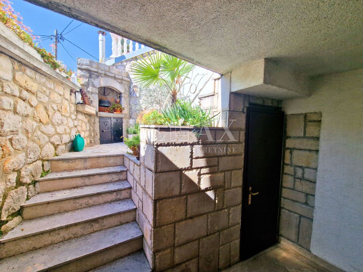 Selce - hiša z 2 apartmajema, 350 m od morja