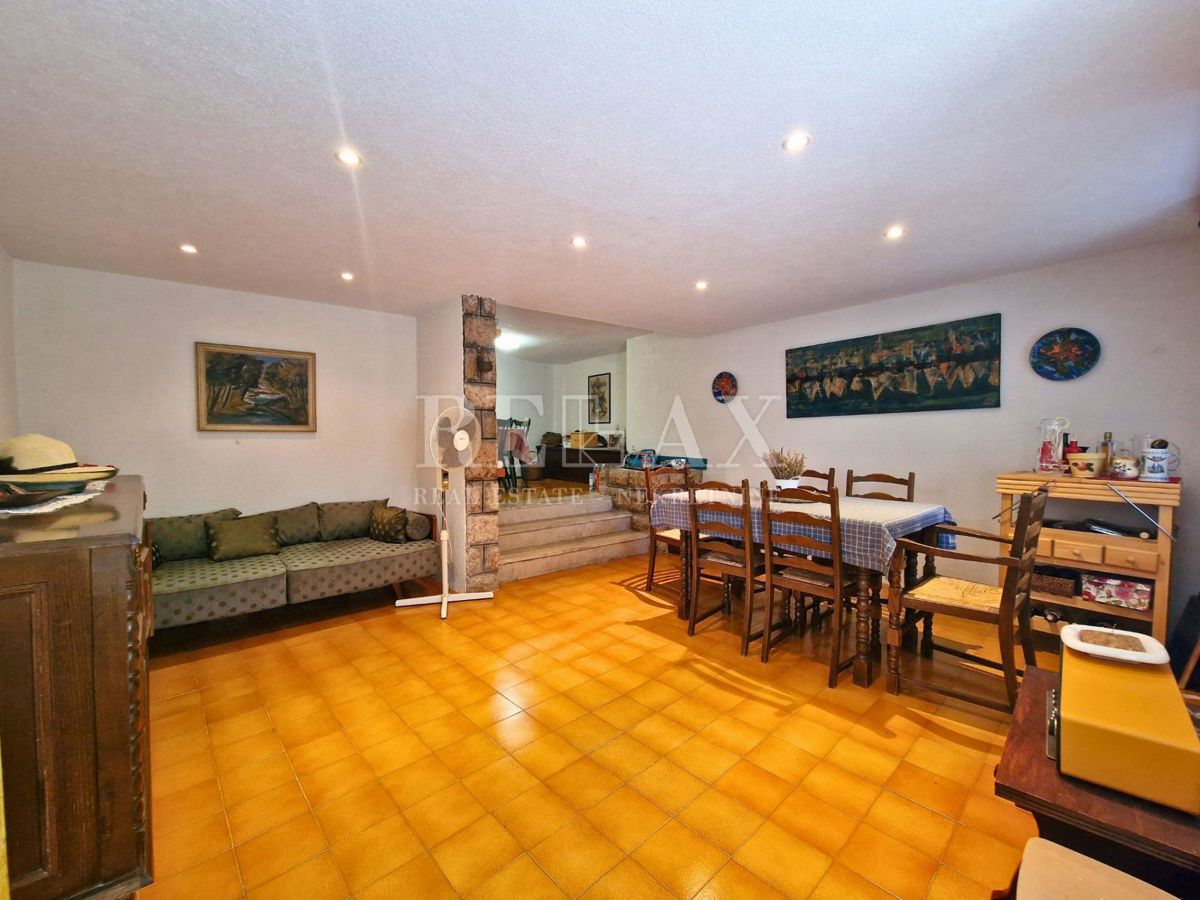 Selce - hiša z 2 apartmajema, 350 m od morja