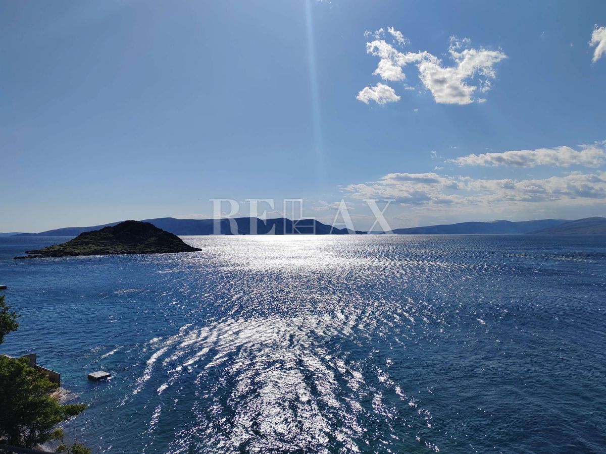 Senj, Sveti Juraj - trinadstropna hiša v prvi vrsti do morja
