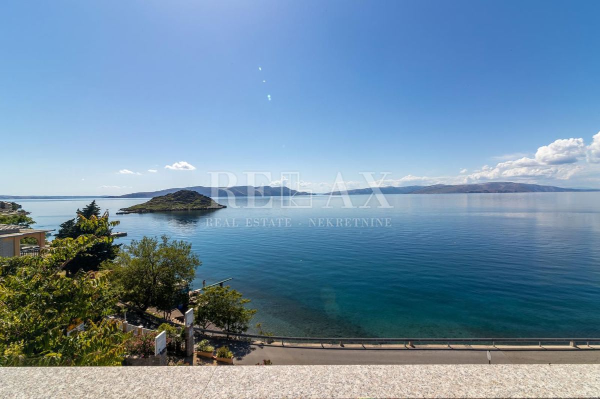 Senj, Sveti Juraj - trinadstropna hiša v prvi vrsti do morja