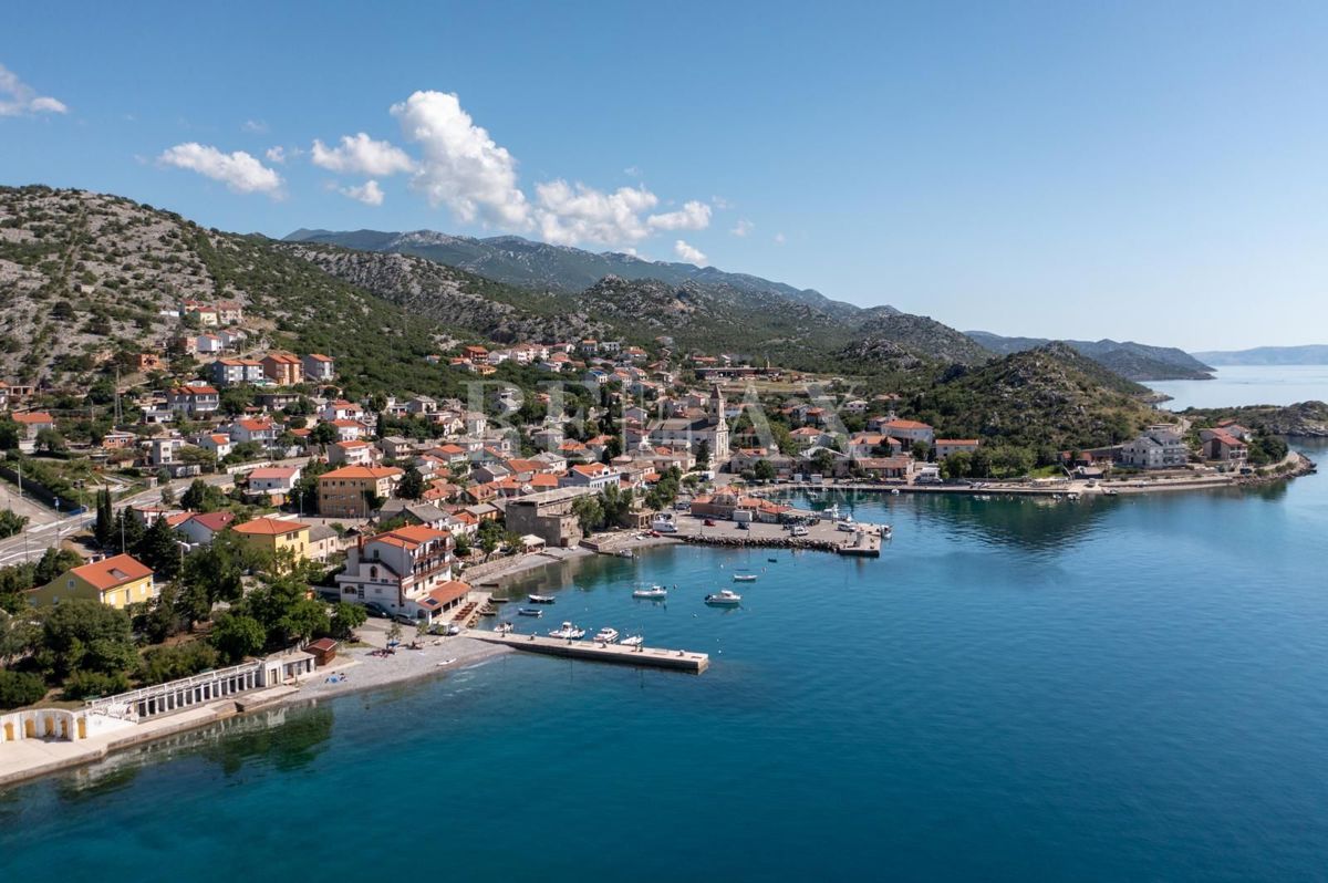 Senj, Sveti Juraj - trinadstropna hiša v prvi vrsti do morja