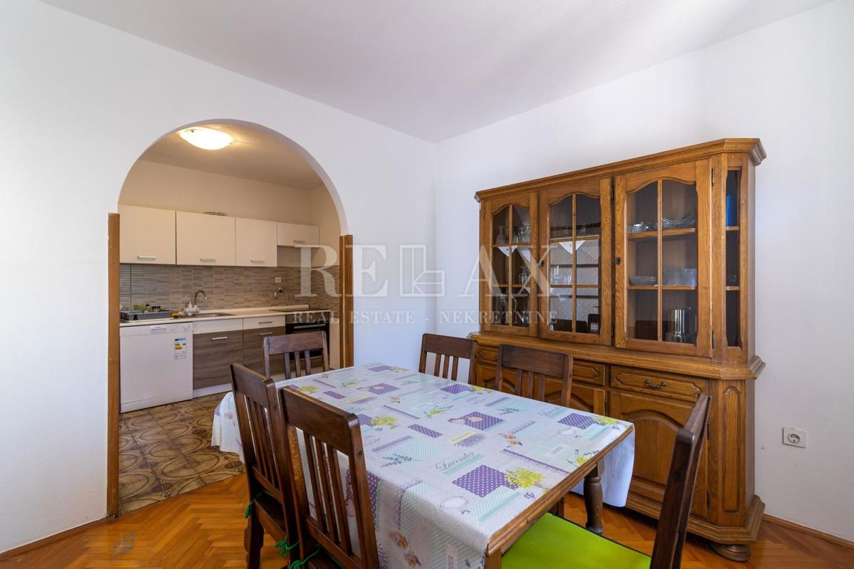 Senj, Sveti Juraj - trinadstropna hiša v prvi vrsti do morja