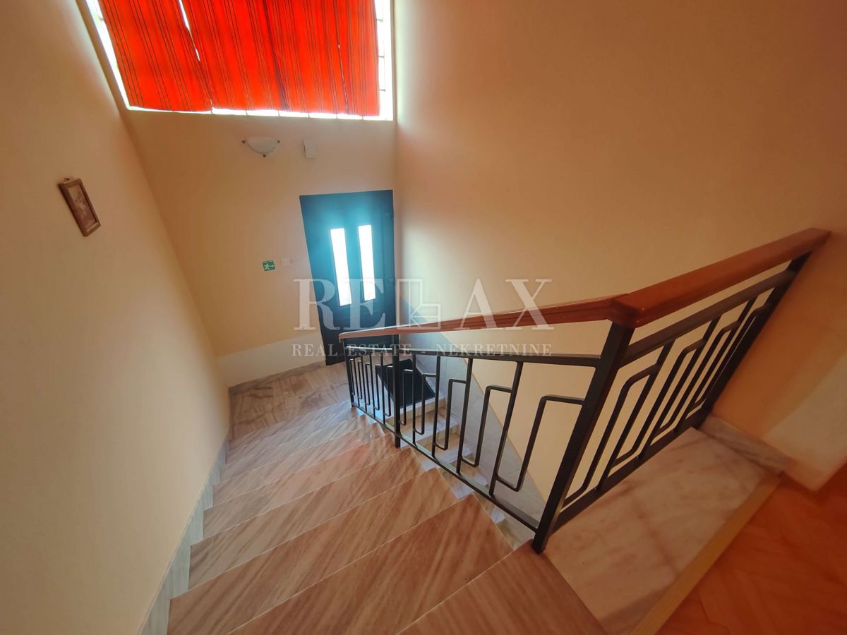 Senj, Sveti Juraj - trinadstropna hiša v prvi vrsti do morja