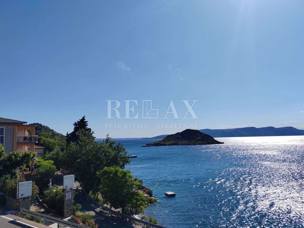 Senj, Sveti Juraj - trinadstropna hiša v prvi vrsti do morja
