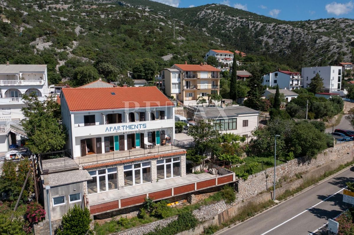 Senj, Sveti Juraj - trinadstropna hiša v prvi vrsti do morja