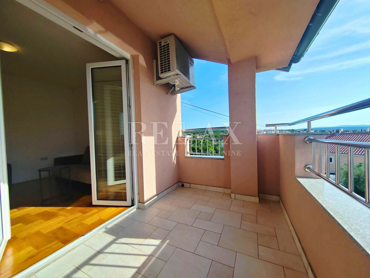 Otok Krk, Malinska - apartma z balkonom in parkirnim mestom