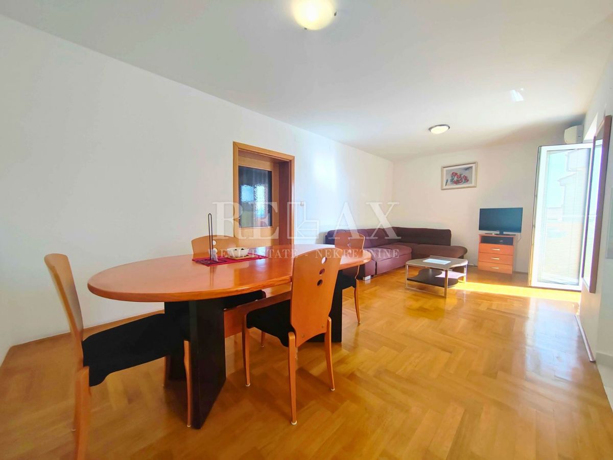 Otok Krk, Malinska - apartma z balkonom in parkirnim mestom