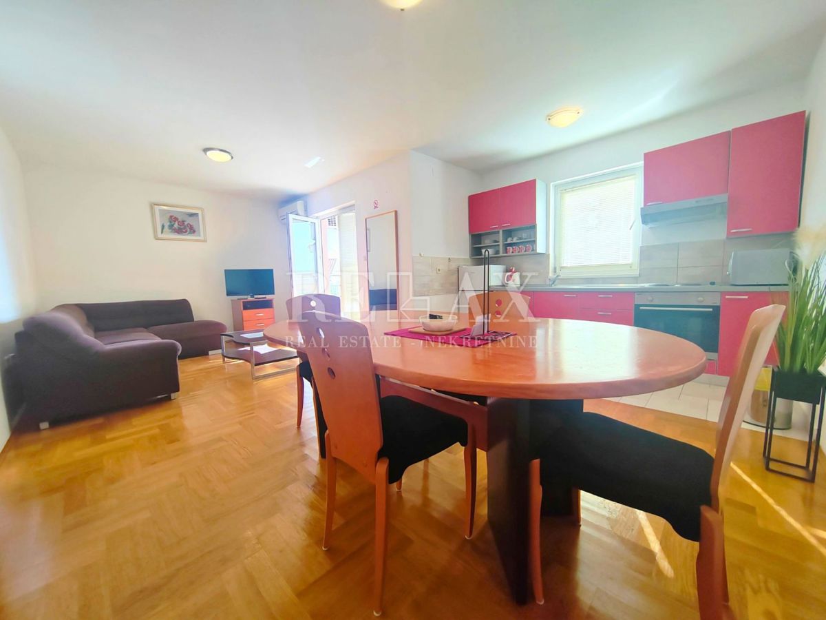 Otok Krk, Malinska - apartma z balkonom in parkirnim mestom