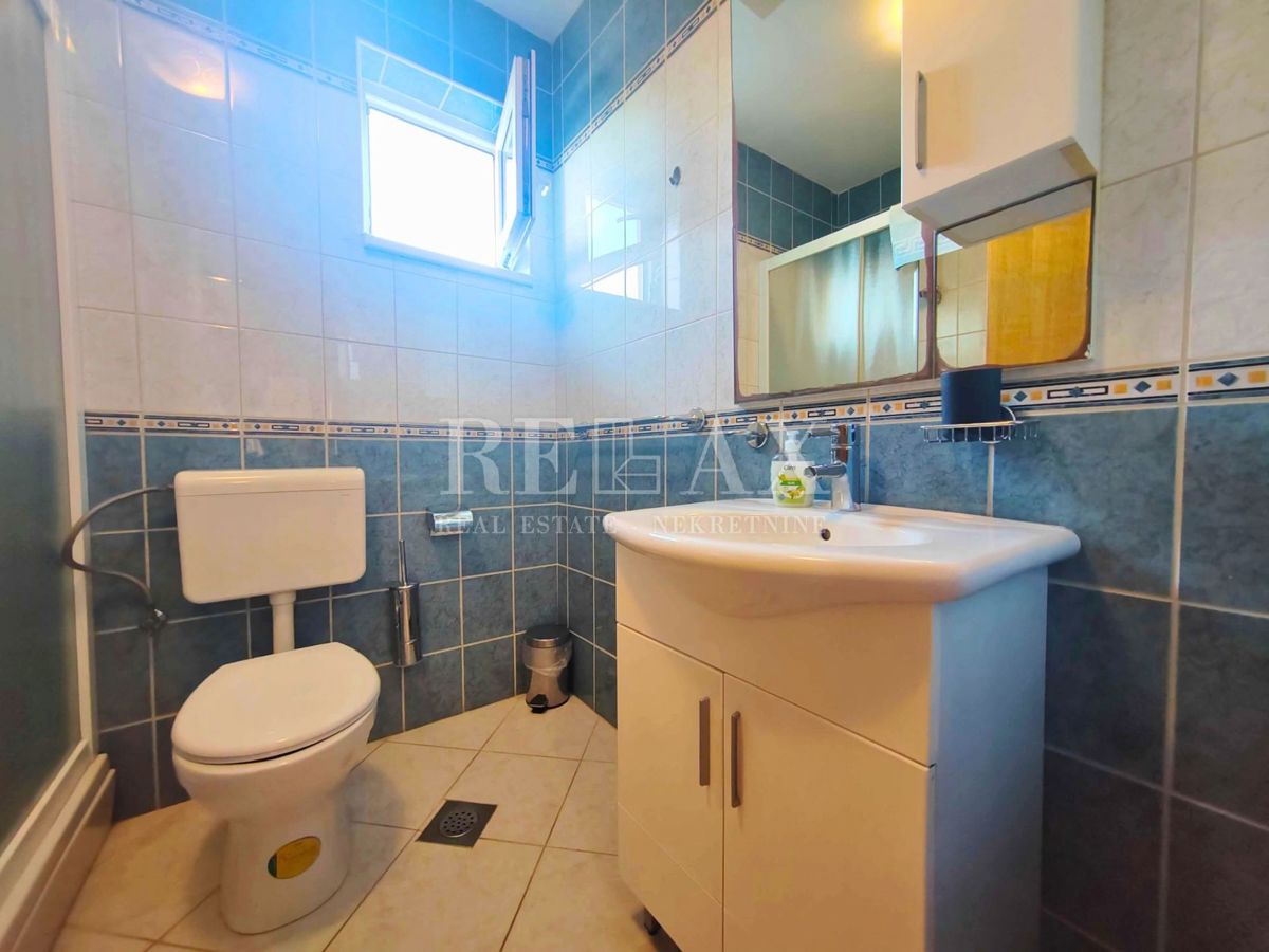 Otok Krk, Malinska - apartma z balkonom in parkirnim mestom