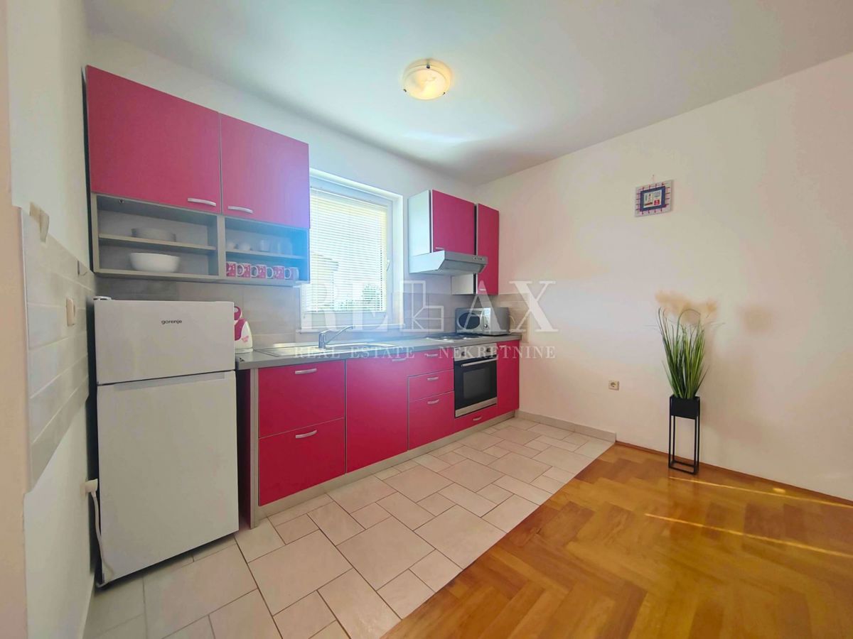Otok Krk, Malinska - apartma z balkonom in parkirnim mestom