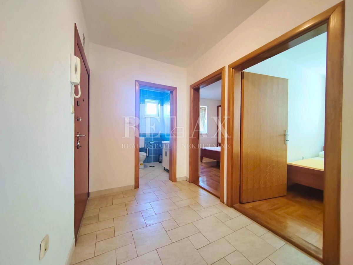 Otok Krk, Malinska - apartma z balkonom in parkirnim mestom