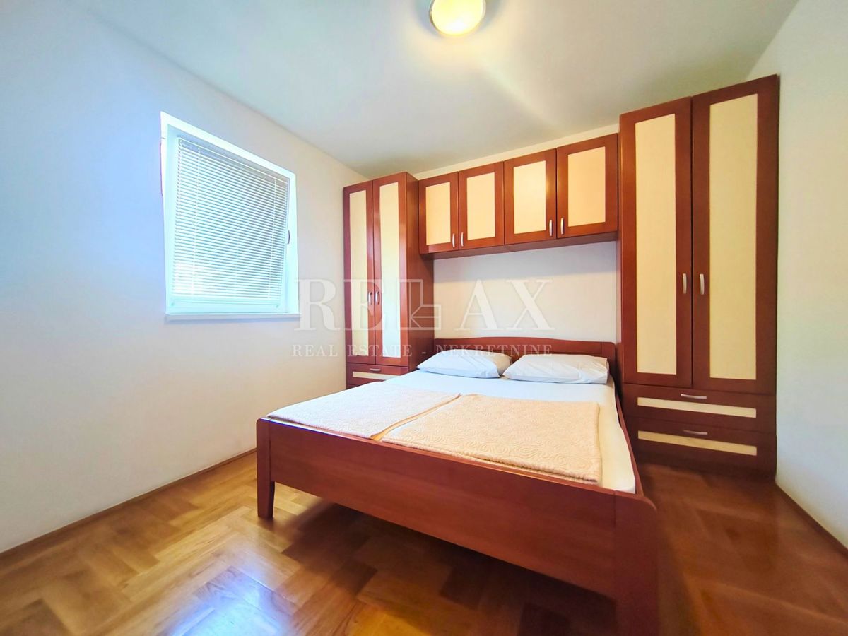 Otok Krk, Malinska - apartma z balkonom in parkirnim mestom